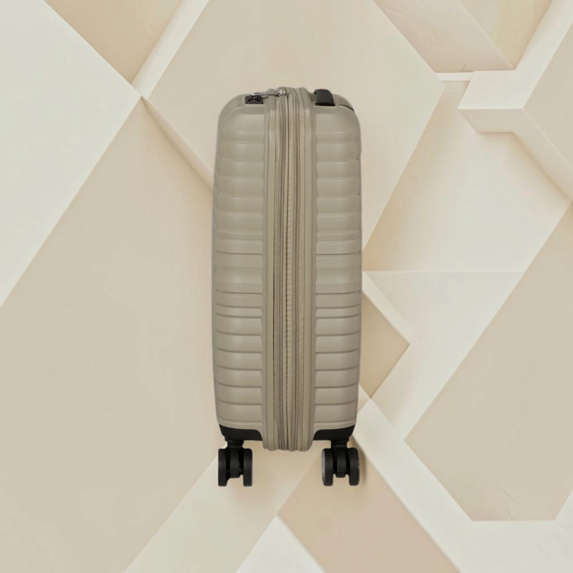 American Tourister Flytwist Επεκτεινόμενη Βαλίτσα Καμπίνας 55 cm Μπεζ